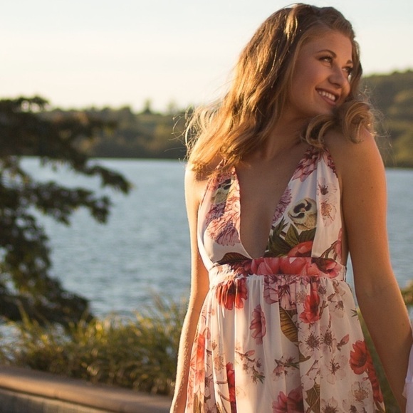 L’ATISTE Halter Back Floral Maxi Dress Size Medium in Pastel Floral Print - Picture 2 of 14